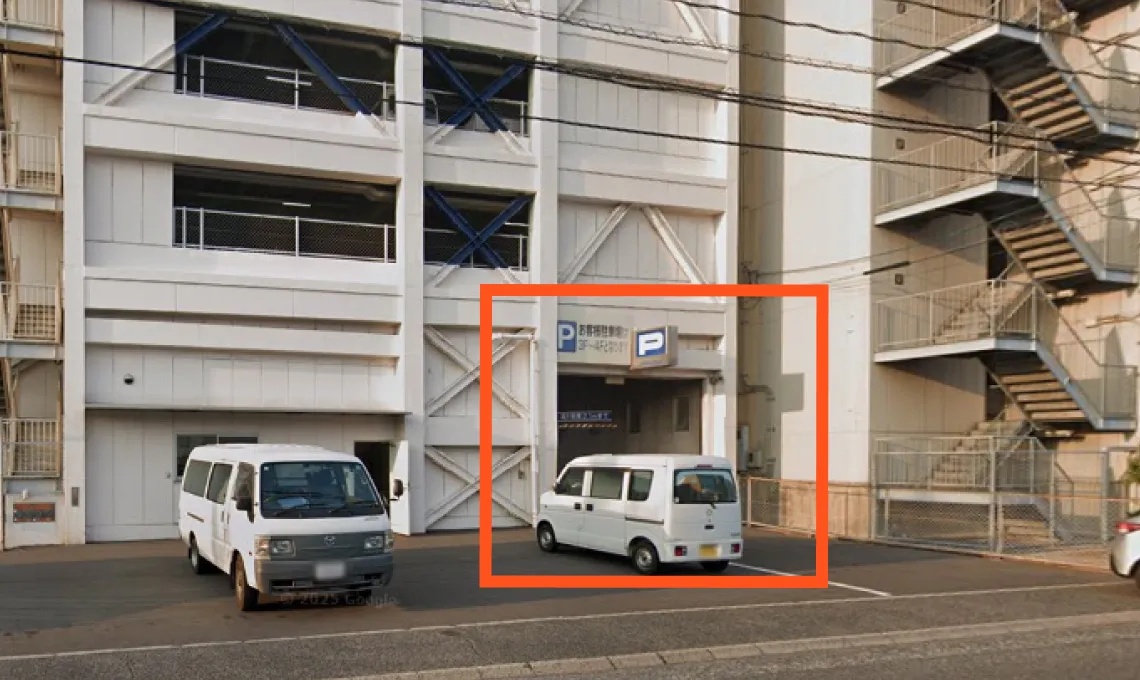 駐車場入口左からの写真